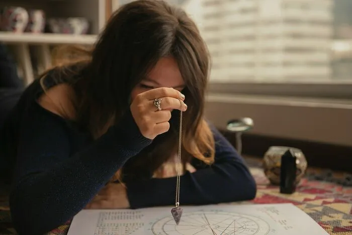 “She Pulled That From Thin Air”: 30 Things Psychics Predicted That Ended Up Becoming True