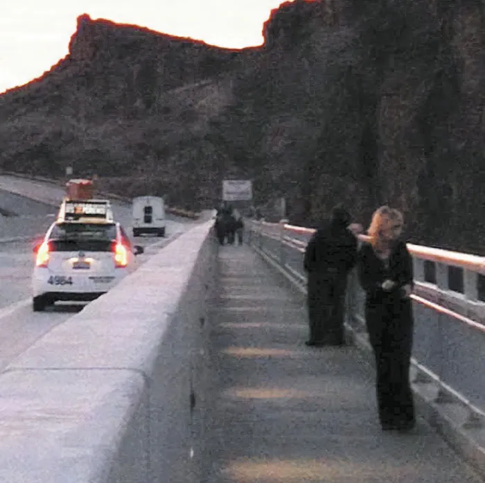 El último momento de una mujer antes de saltar de un puente en Nevada