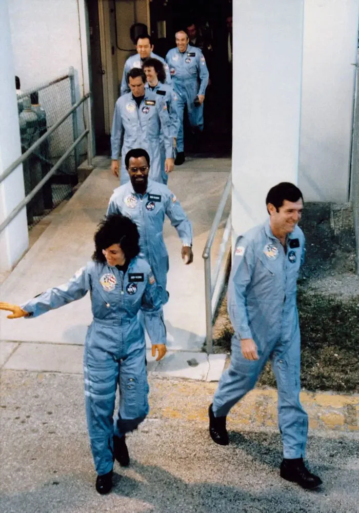 Los astronautas abordan el Challenger minutos antes de que falle