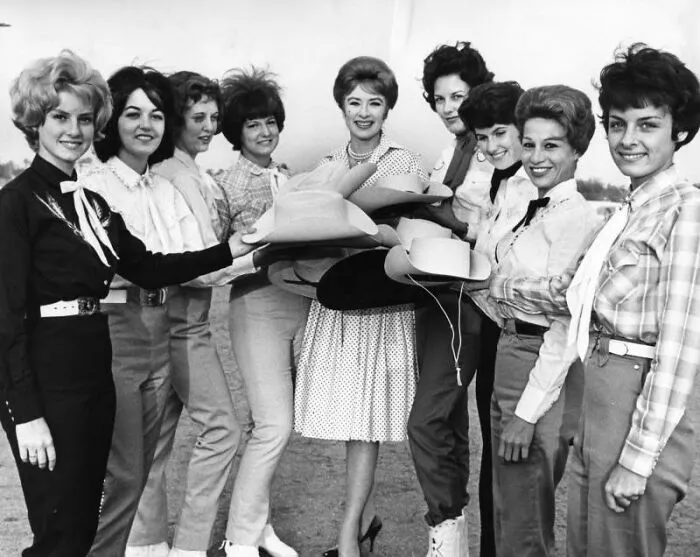Reseda's Honorary Mayor Introduces Carnival 'Queens'
