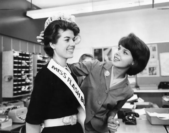 Miss Flashbulb Winner Gets Crowned