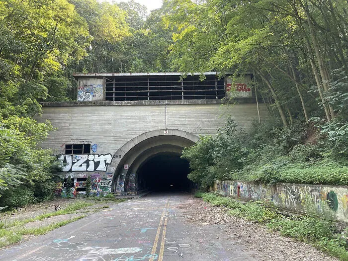 Carretera de peaje abandonada en Pensilvania, de 13 millas de largo
