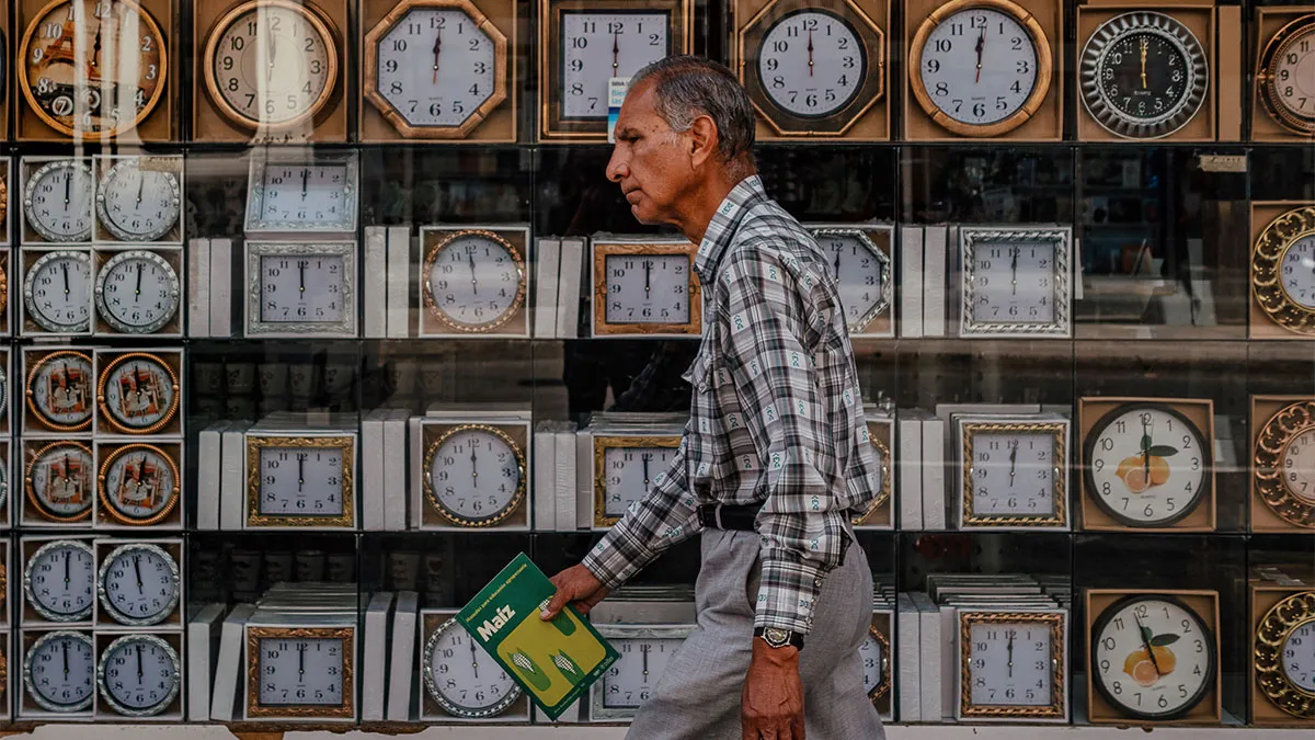 Photographer Takes 50 Unposed Street Photos That Prove Real Life Is Fascinating