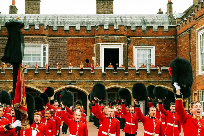 24 Photos Showcasing London’s Mood After The Queen’s Passing, By Paul Harrison
