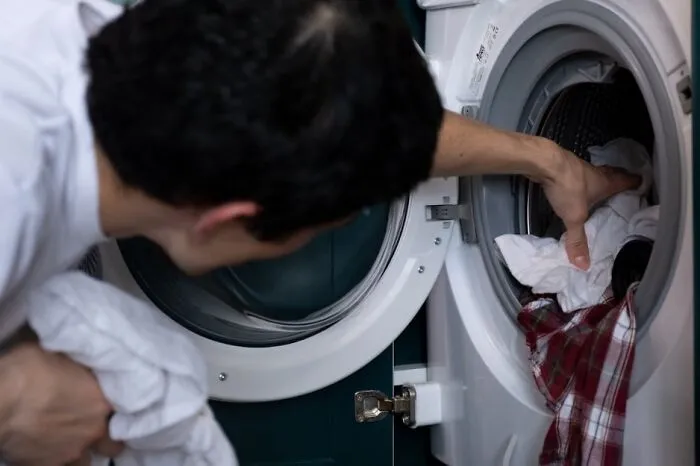 Your laundry basket is full. Should you know how to sort the clothes, choose the right programme, and get the washing going?