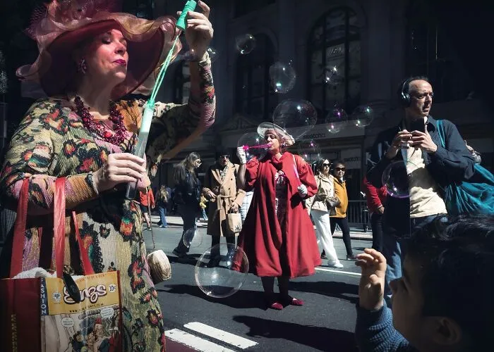 50 Unforgettable Moments Captured On The Streets By Billy Dinh