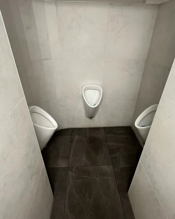 Orinales mal distribuidos en baño causando incomodidad y mostrando divertidos fallos de construcción inéditos.