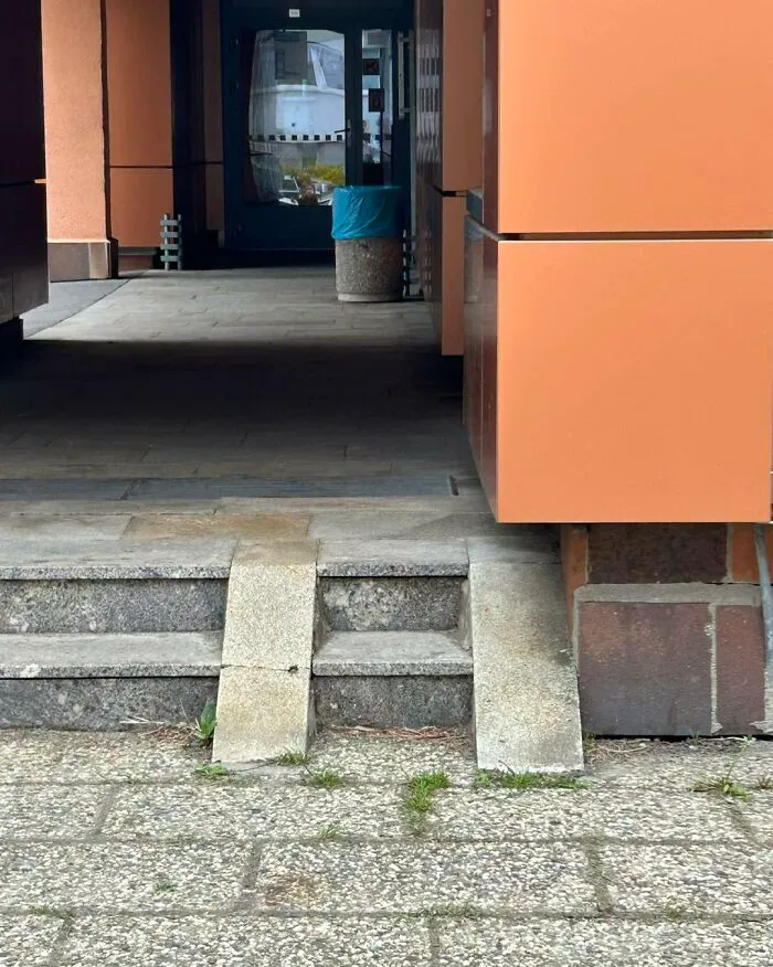 Rampa de acceso mal diseñada y caída, uno de los divertidos fallos de construcción para reír y llorar.