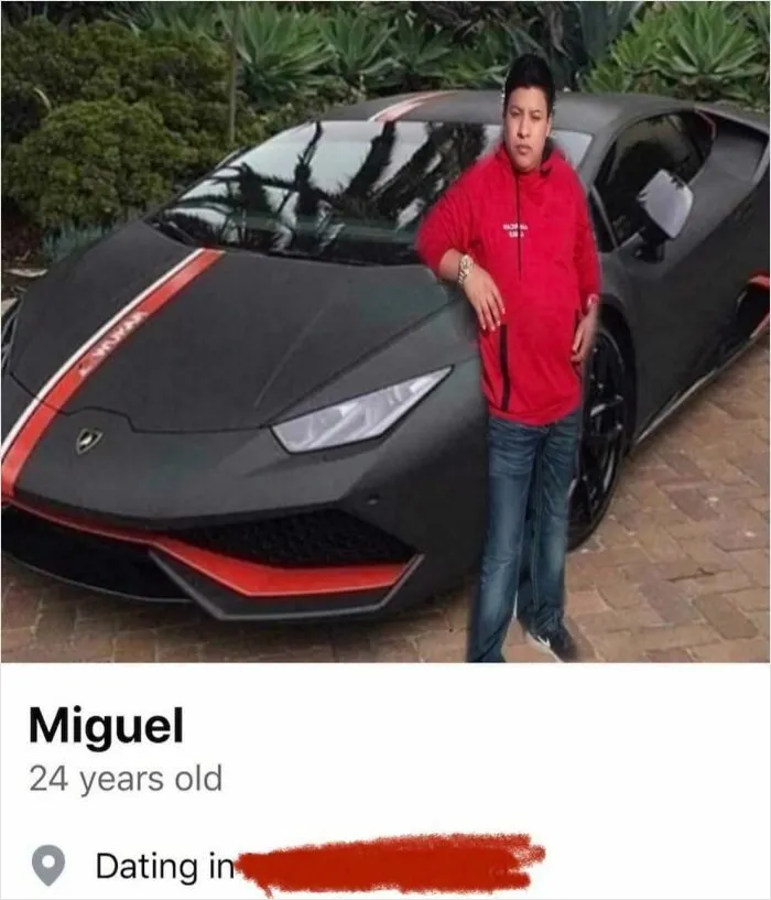 Joven de pie junto a un auto deportivo, ejemplo claro de Photoshop fails muy horribles difíciles de creer.