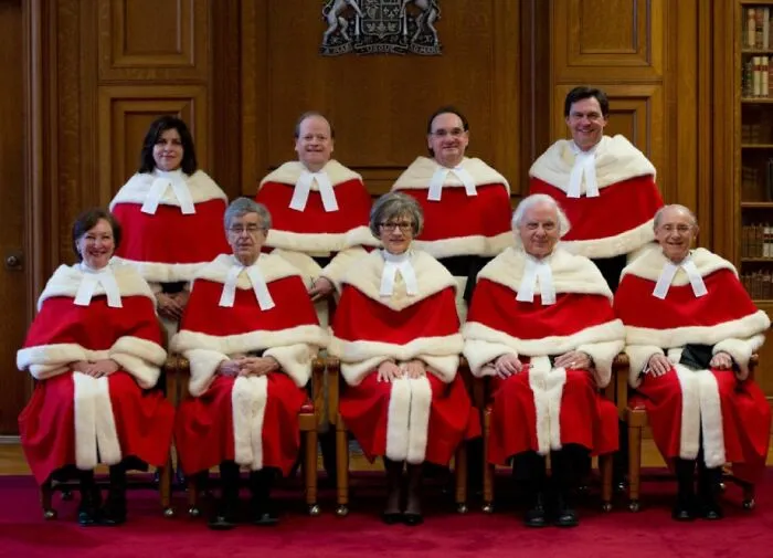 Los uniformes de la Corte Suprema de Canadá hacen que los jueces parezcan Papá Noel en prácticas.
