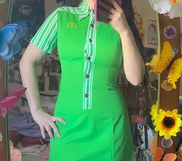 ¡Un vestido uniforme de McDonald's de los años 70!