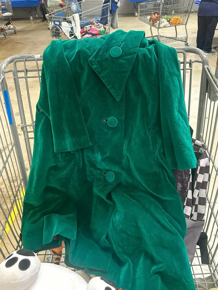 ¡Se me paró el corazón! ¡Hoy encontré este precioso abrigo de terciopelo estilo swing de Marguerite Rubel de los años 50 en una tienda de segunda mano!