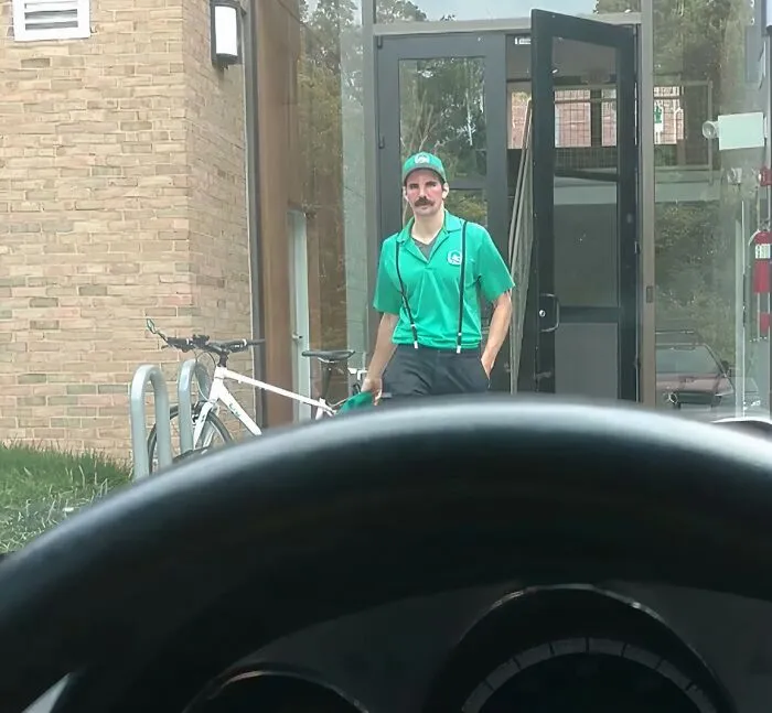 Cuando tienes el bigote perfecto para tu atuendo de trabajo