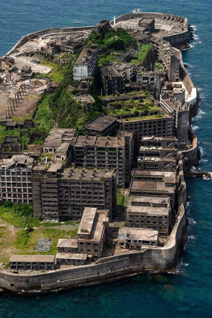 Gunkanjima es una isla abandonada cerca de Nagasaki. En su día, llegó a tener una alta densidad de población de 5.000 habitantes en tan solo 0,072 km². La ciudad isleña se dedicaba principalmente a la explotación de una mina de carbón hasta 1974, año en que cesaron las operaciones. Los tifones han provocado el lento deterioro de las estructuras, acentuando aún más la atmósfera de abandono.