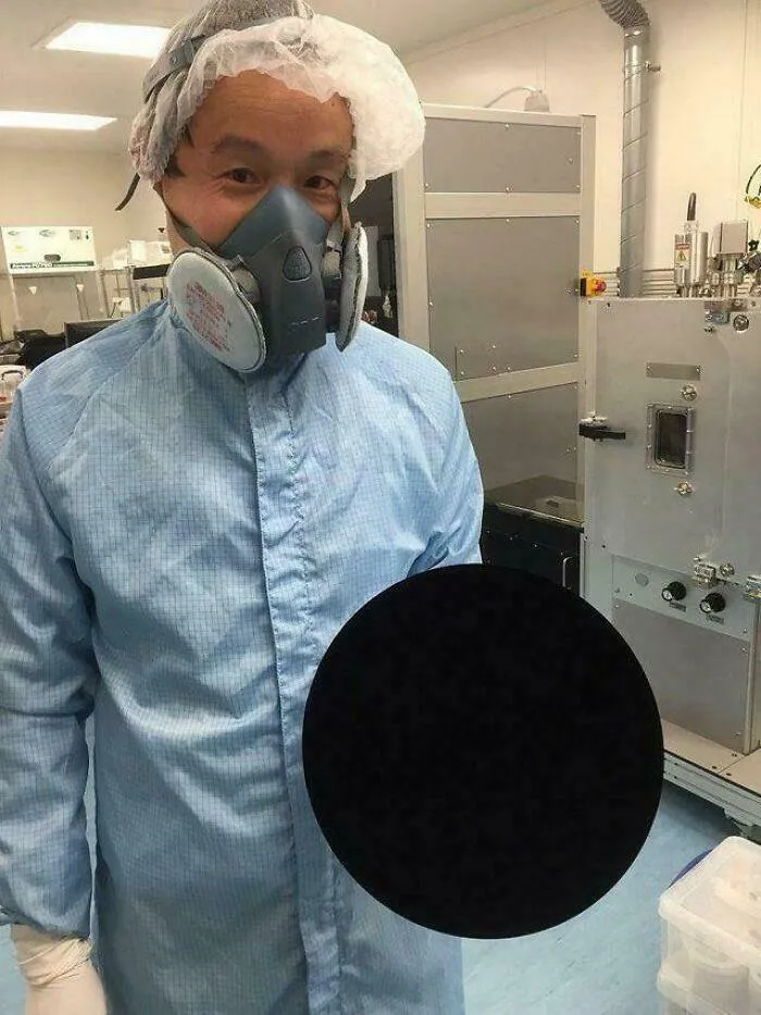 Científico sosteniendo un balón de baloncesto cubierto con Vantablack, la sustancia más negra del mundo.