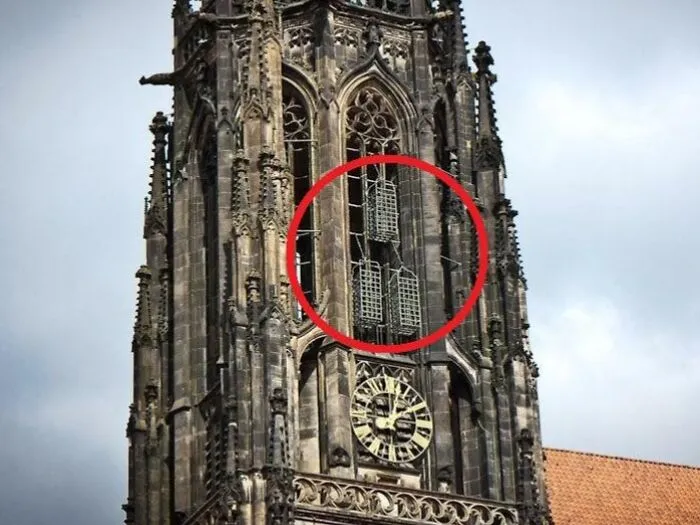 Estas tres jaulas, que se utilizaron para contener los restos desmembrados de líderes religiosos rivales de la región en 1536, todavía cuelgan en la catedral de San Lamberto en Münster, Alemania.