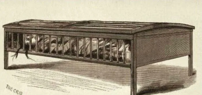 La cuna de Utica, como se muestra en esta ilustración, era una estructura similar a una cuna que se utilizaba en asilos e institutos mentales desde el siglo XIX hasta el XX; se usaba para evitar que los pacientes se descontrolaran.