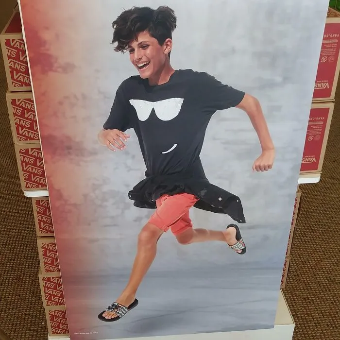 Joven saltando con camiseta negra y pantalones cortos, un ejemplo de photoshop fails evidentes y poco creíbles.