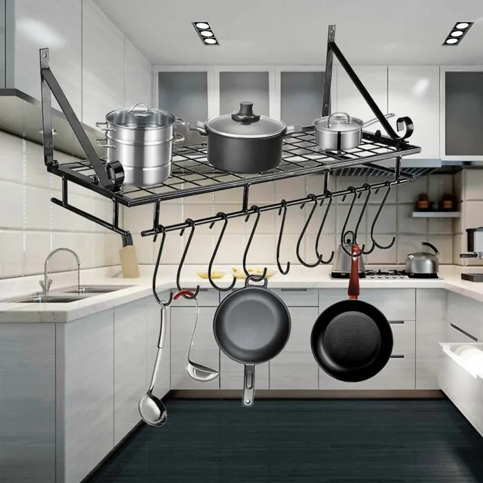 Estante para ollas y sartenes colgante en cocina moderna con error visible en Photoshop fail evidente.