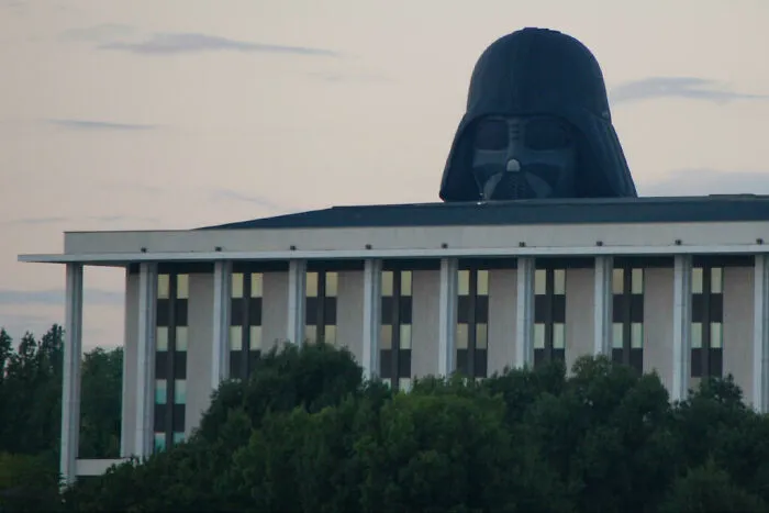 Un globo aerostático despegando sobre un edificio del gobierno