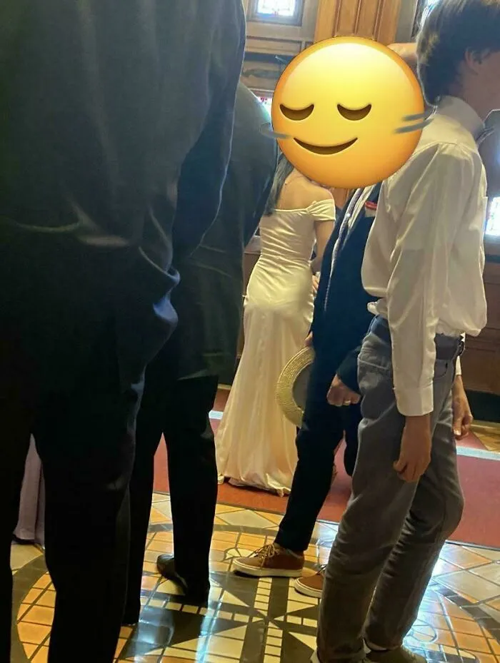 Llevó un vestido blanco sedoso hasta el suelo para la boda de su hermanastra.