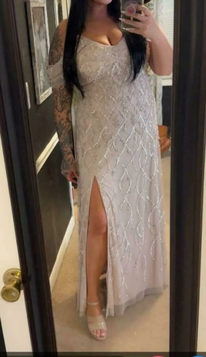 La madre del novio publicó su vestido con antelación. No le gustó que señalara algo obvio.
