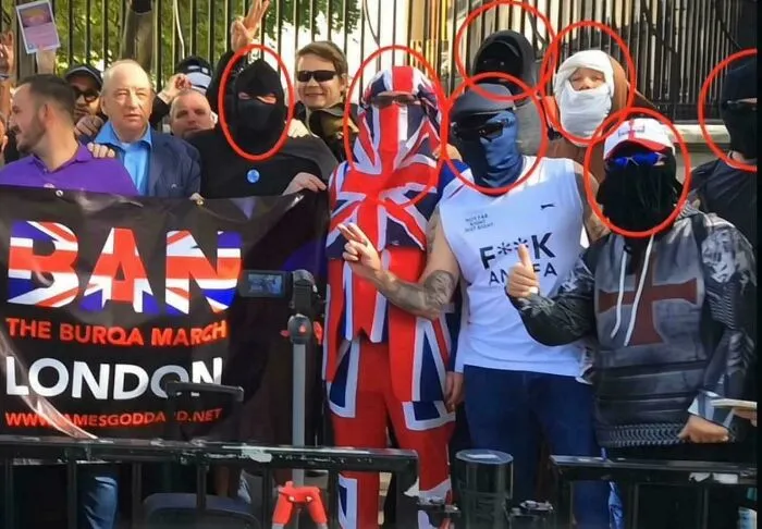 Intento de protestar contra el burka porque oculta la cara... mientras ellos ocultan sus propias caras