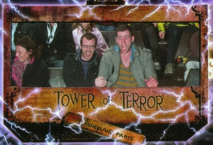 Personas con gran sentido del humor capturadas en fotos divertidas en parques de atracciones, en Tower of Terror Disneyland París.