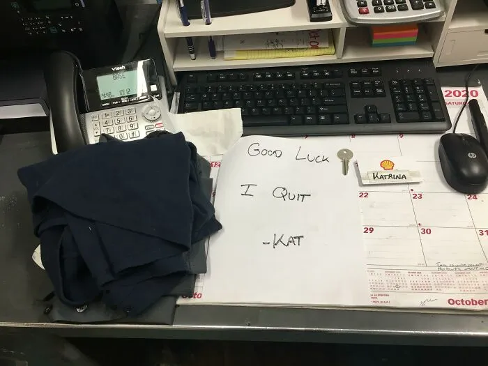 Mi jefe me llamó mientras estaba arreglando errores en mi turno de día, además de hacer mi propio trabajo, para regañarme por rechazar a un cliente. No hace falta decir que no tendrá que preocuparse más por recibir quejas sobre mí.