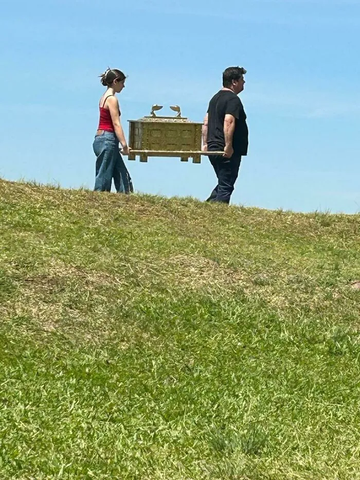 La gente le rezaba a esta caja desconocida que llevaron a la cima de una montaña. Vista en Sapiranga, Rio Grande do Sul, Brasil. ¿Qué es esto?
