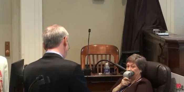 ¿Qué es el dispositivo que esta mujer ha estado sosteniendo en su boca (Juicio de Murdaugh)?