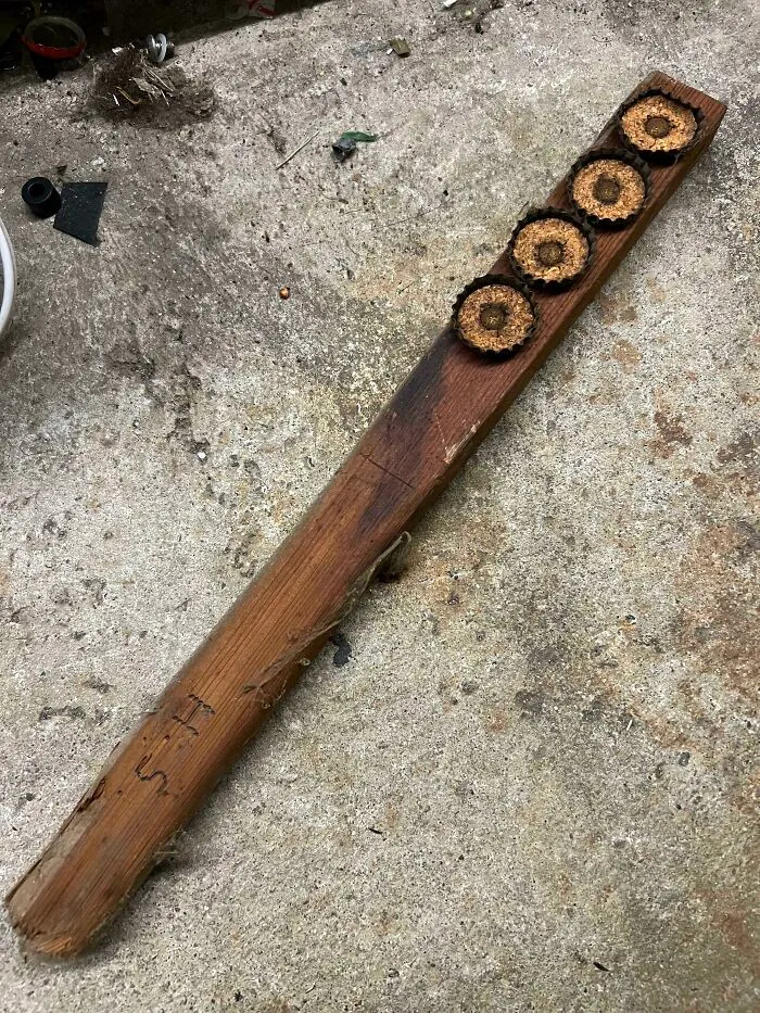 Objeto antiguo de madera con partes metálicas difíciles de identificar que internet ayudó a resolver rápidamente.