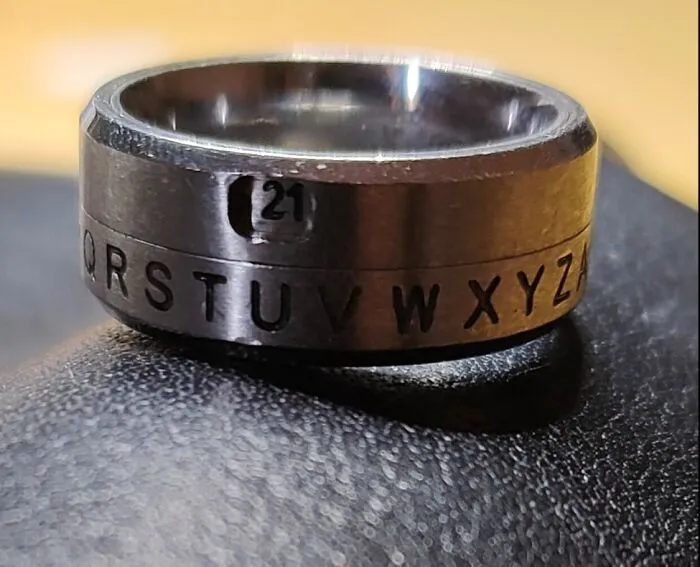 Encontré este extraño anillo en la playa