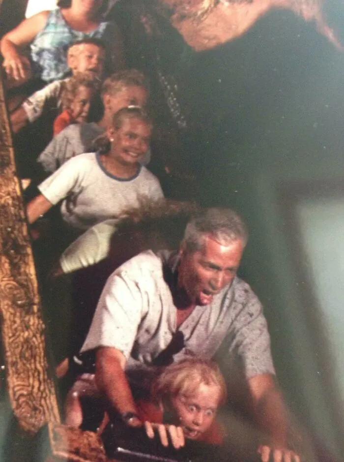 Mi papá y yo en Splash Mountain en Disneyland, a finales de los 90. Soy el niño con los ojos abiertos al frente.