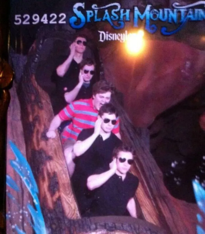 Mi novio y sus amigos se han pasado el día entero fingiendo ser guardaespaldas de uno de sus compañeros de coro en Disneylandia. Aquí están en Splash Mountain.