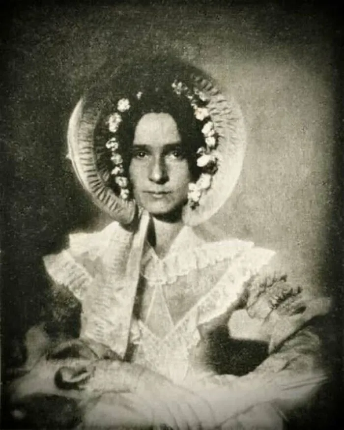 The First Ever Photograph Of A Woman Taken In 1839, Of Dorothy Catherine Draper. Her Daguerreotype Portrait Is The Only Surviving Contemporary Photograph Of Someone Wearing The 1830s Poke Bonnet, A Pre Victorian Hat