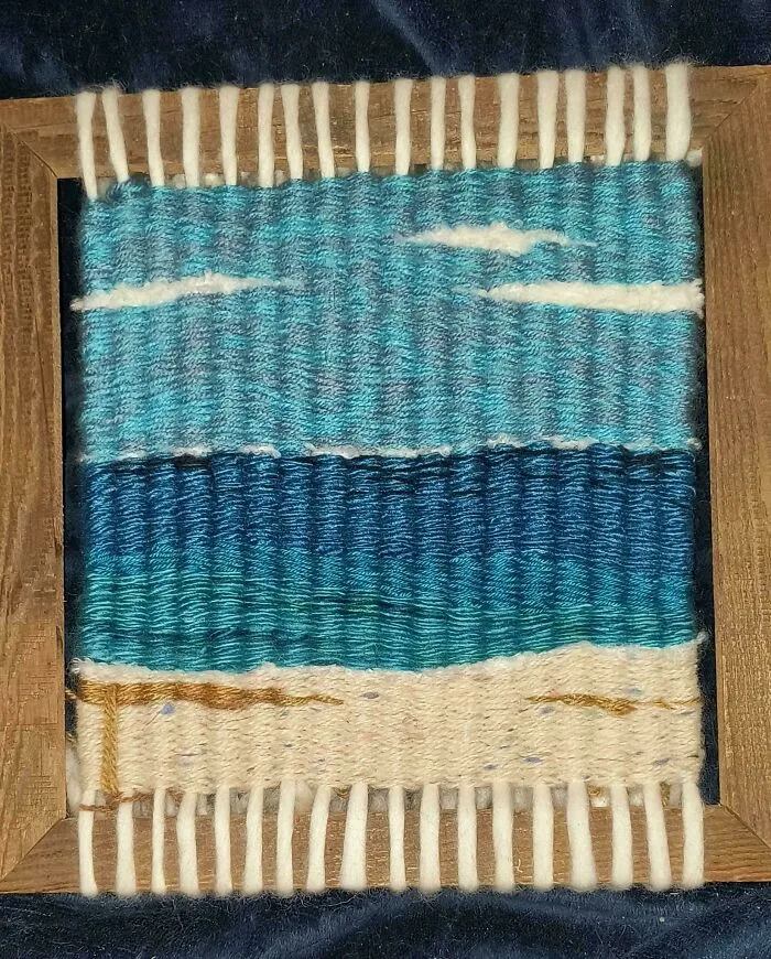 Mi madre lleva varios años luchando contra una enfermedad neurológica degenerativa que le impide usar las manos casi por completo. Hoy ha podido terminar este tejido.