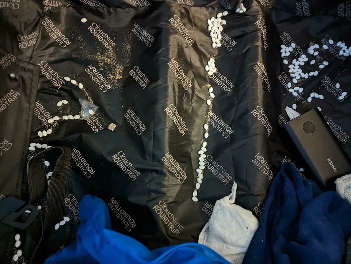 La TSA revisó nuestro bolso y no le puso la tapa a mi frasco de pastillas para la alergia.