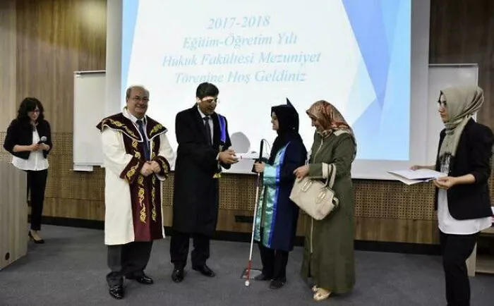 Una madre turca que leyó los apuntes de clase a su hija ciega durante cuatro años en la facultad de Derecho ha recibido un doctorado honoris causa junto a su hija.