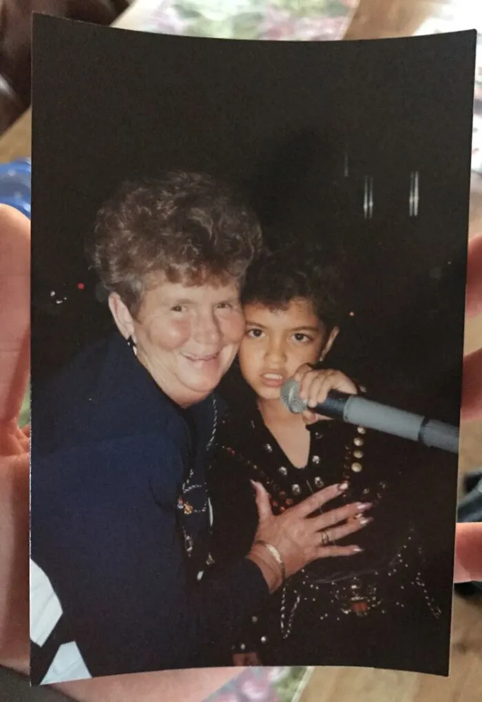 Mi abuela siempre nos hablaba de un chico que cantaba en el resort durante sus vacaciones en Hawái. Resulta que ese chico era Bruno Mars. 1990