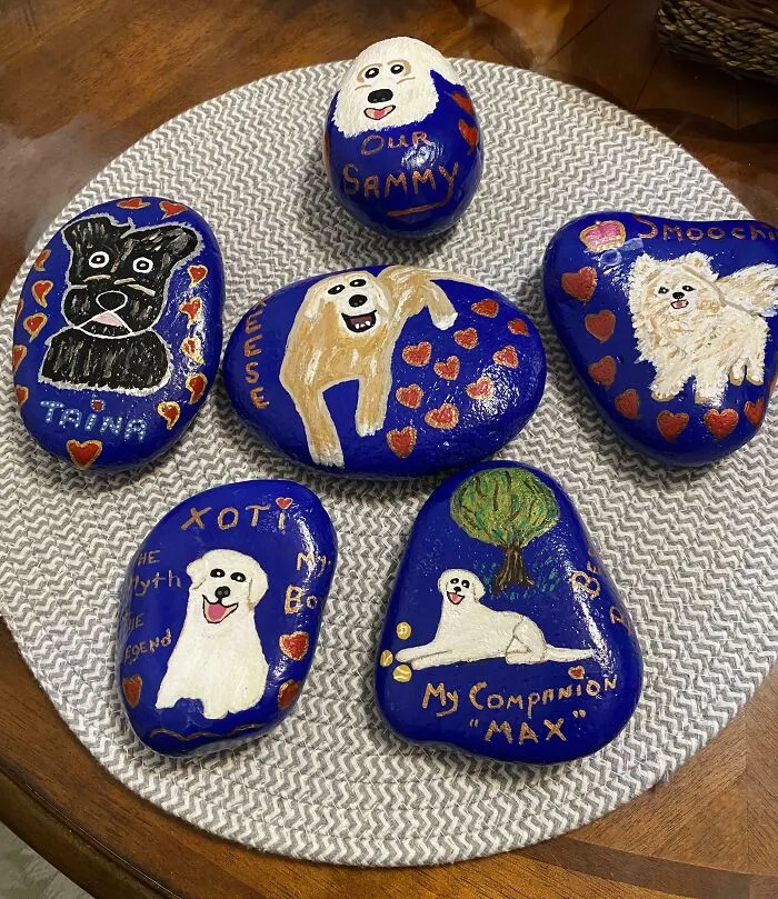 Mi mamá pinta piedras para sus amigos y familiares cuando fallecen sus mascotas.