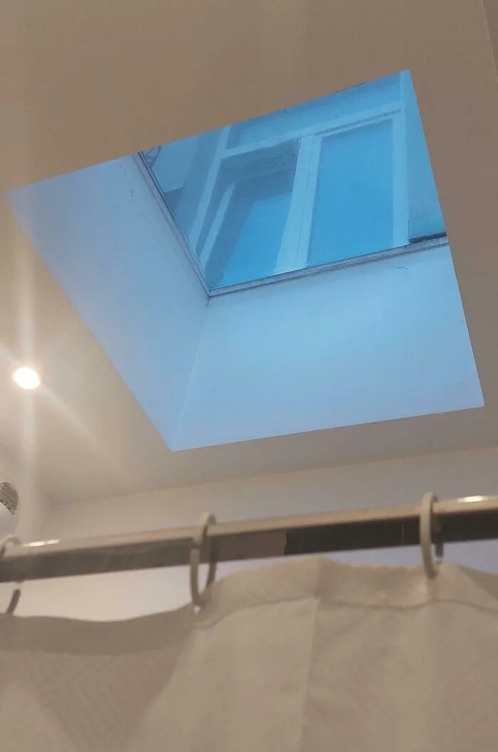 Reservé un Airbnb para las vacaciones. Esta es la vista desde la ducha. Imposible ocultarla.