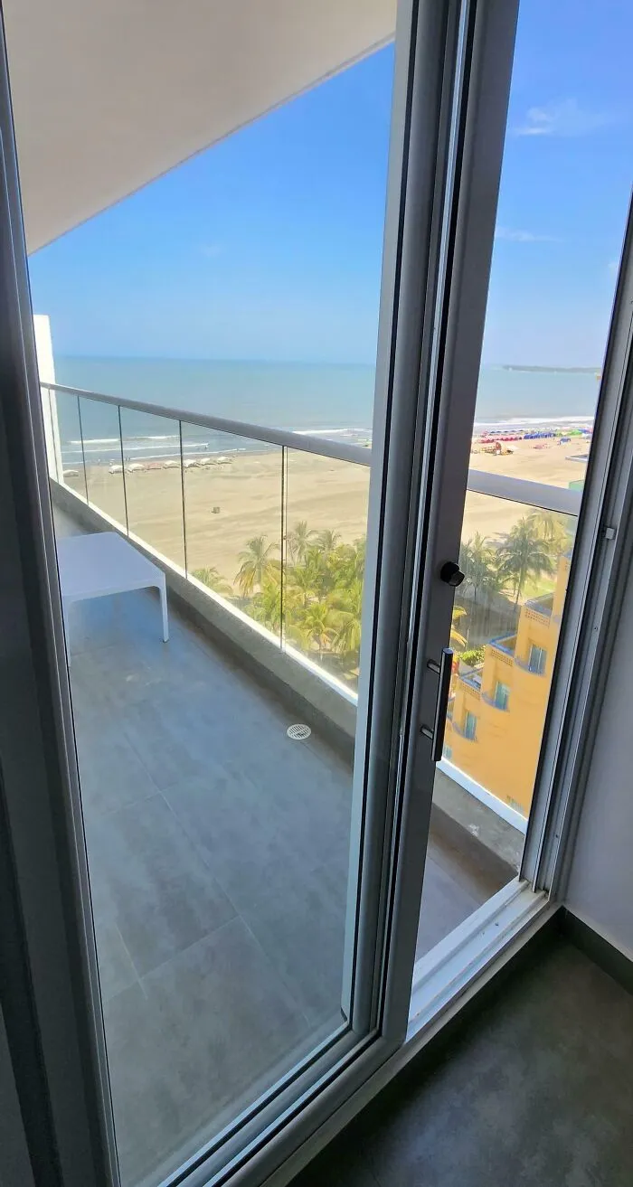 La vista desde mi dormitorio en mi alojamiento vacacional en el Caribe, donde he estado atrapado literalmente toda la semana con gripe.