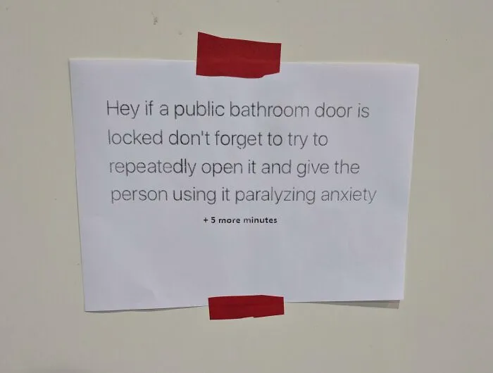 En la puerta del cuarto de baño del trabajo