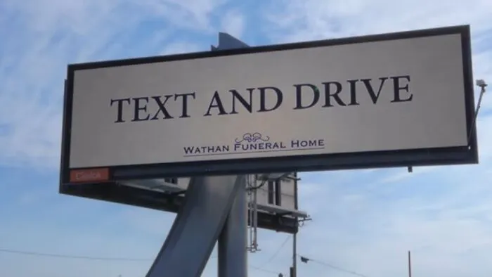 Una funeraria en Canadá coloca vallas publicitarias que "animan" a los conductores