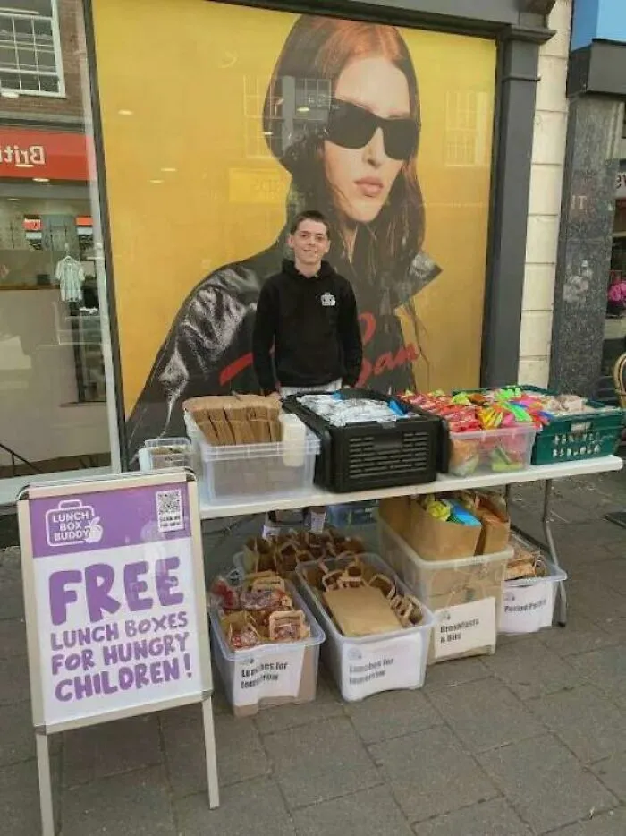 A 14-Year-Old Boy Spends His Summer Holidays Making Lunch Boxes So That Children In His Area Won’t Go Hungry