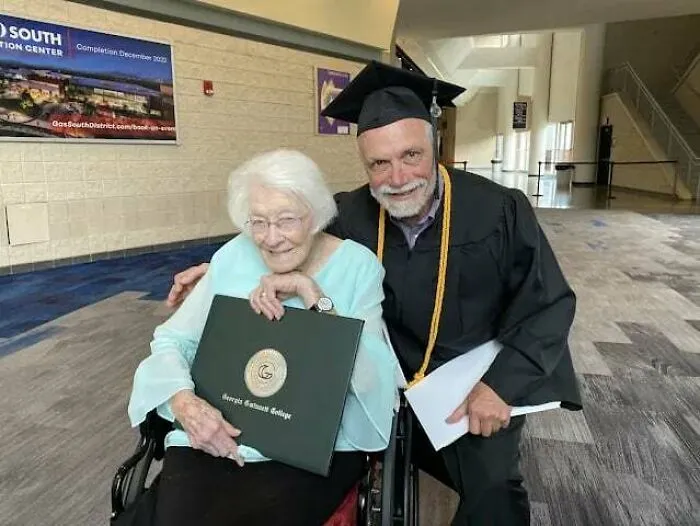 99-Year-Old Mum Cheers On Her 72-Year-Old Son After He Graduates From A Georgia College