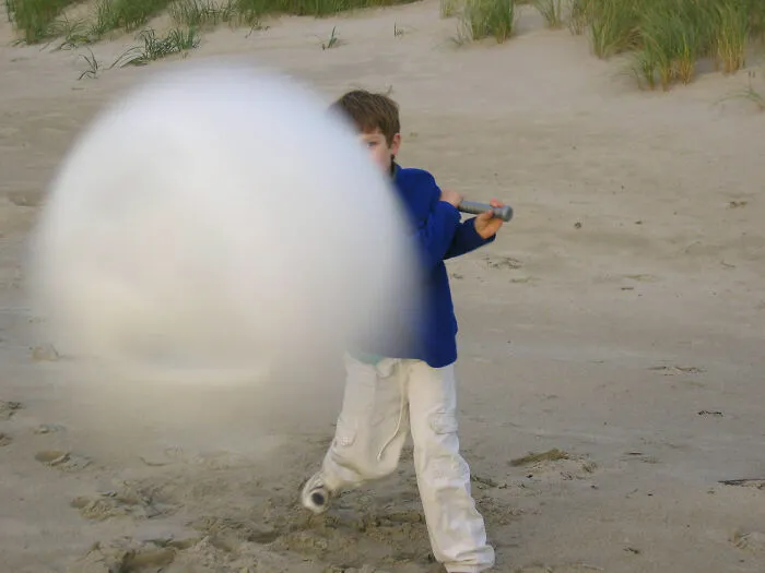 Imagen perfectamente sincronizada de una pelota de béisbol justo antes de que golpee a mamá 