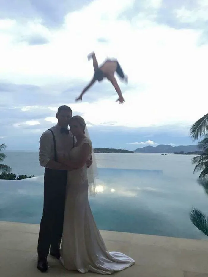 Pareja recién casada y alguien haciendo photobomb a lo grande