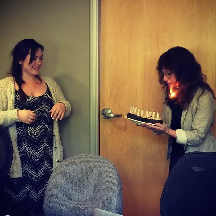 Hace un par de años, mi amiga y compañera de trabajo se prendió fuego al cabello mientras soplaba las velas de su pastel de cumpleaños. Esta foto fue tomada justo antes de que alguien se diera cuenta.